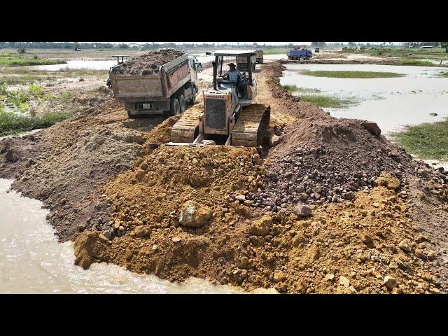 Great Project Bulldozer KOMATSU D58P Pouring Soil Stone Building New Road, 15Ton, 25Ton Truck