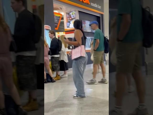 Девушки  в торговом центре….