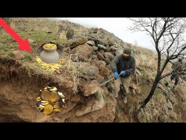 Metal dedektörüyle hazine bulma anı.toprağa  kazmayı vurunca define küpü altınlar ortala saçıldı.