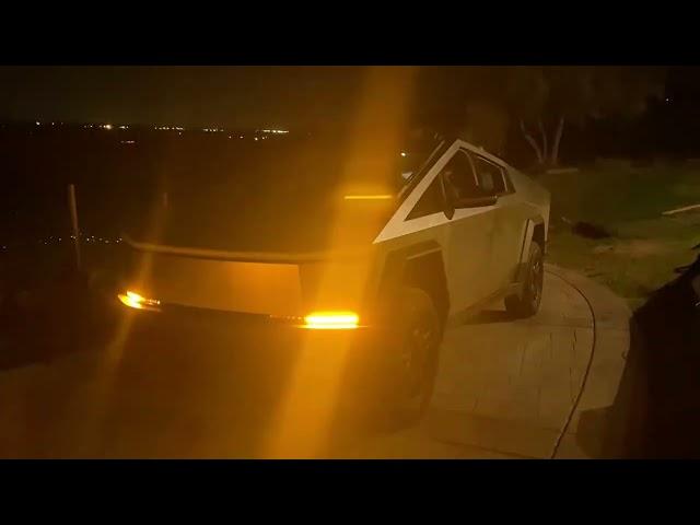 Tesla Cybertruck Lightshow Dance