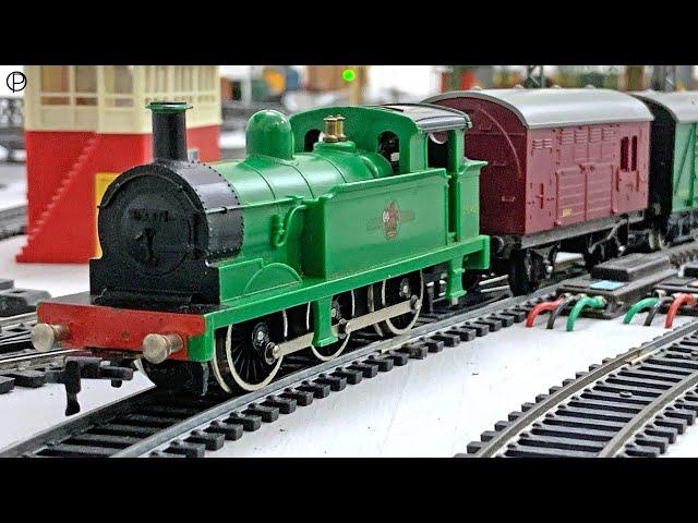 Hornby Dublo R1 0-6-0 Tank Locomotive (2207) with Tri-ang Hornby Coaches