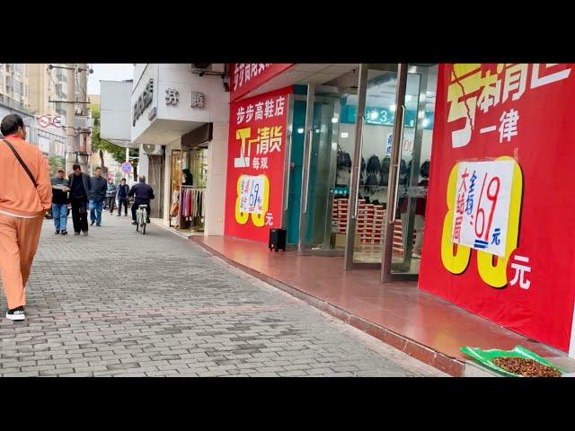 兩省交界城市，老街很有特色。廣東鞋廠倒閉，鞋子在店鋪大甩賣