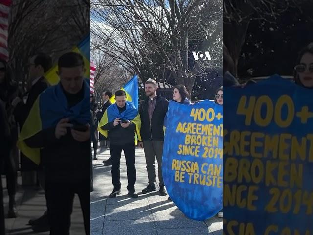 Ukraine protesters gather outside White House as Zelenskyy visits | VOA News #shorts