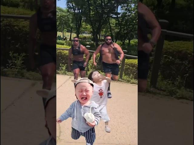 육상선수와 뚱보 아저씨가 쫓아오자 꼬마 소녀는 춤을 추고 귀여운 아이는 울면서 도망가고 있다