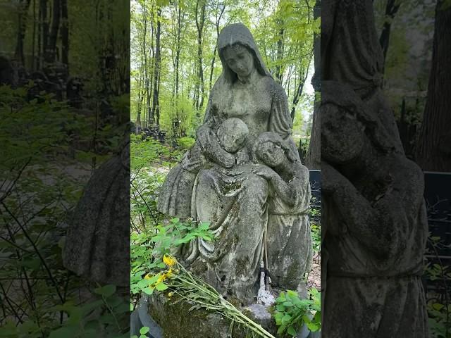 Удивительный Памятник  Уборщик  могил  Твоя Душа  #уборкамогил #россия #новости