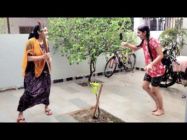 Anshu Mere pass mat aana || Baarish me masti || Snappy girls|| @THEROTT ||