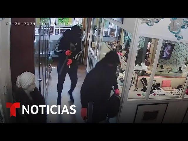 Atacan al dueño de una tienda y 'llueven' pavos por Thanksgiving | Noticias Telemundo