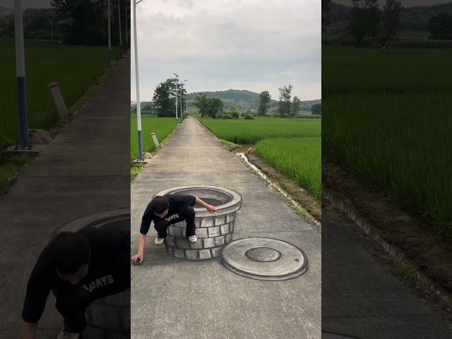 在马路上画个井，狗居然掉井里了#shorts