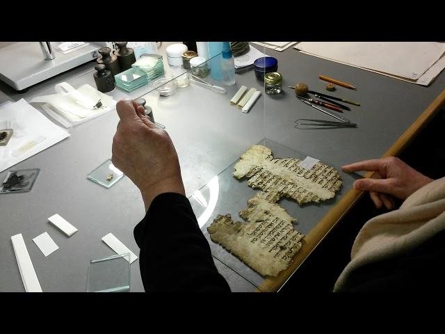 Österreichische Nationalbibliothek Wien. 24.03.2017. Fixing of the manuscript P.Vindob.H 142.