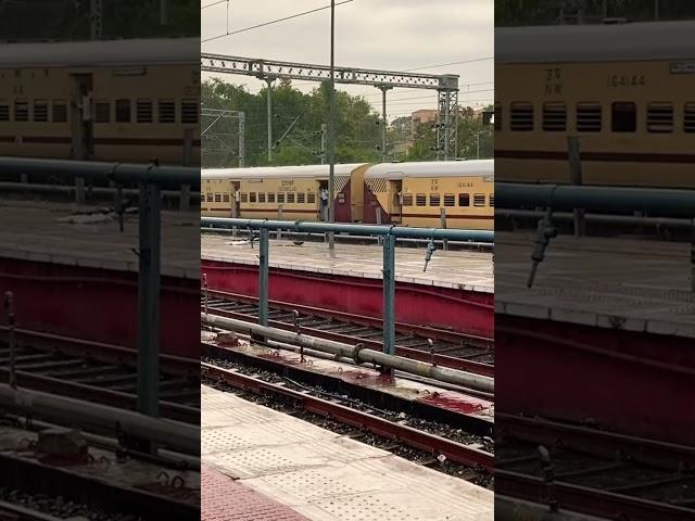 #railwayoperations #publictransport #train #railway #railwaynetwork #railwaystation #vandebharat