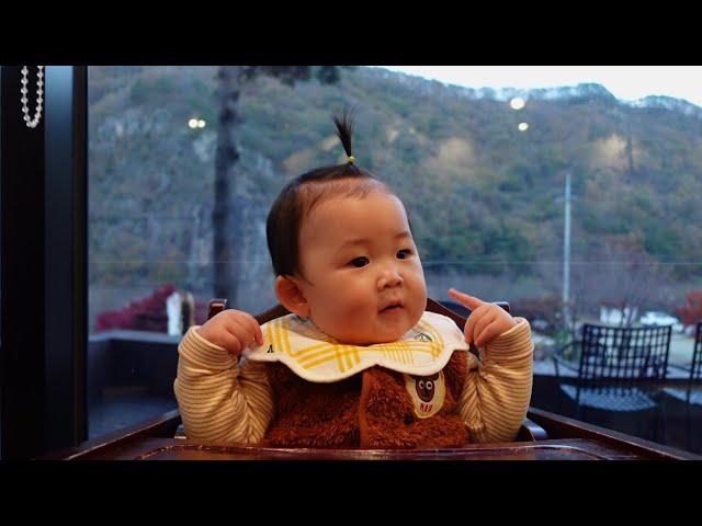 An 11-month-old baby who understands everything at a cafe.