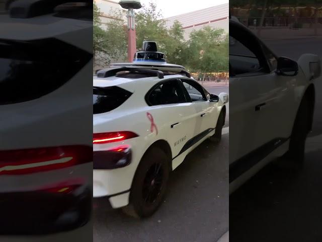 Taxi with no driver takes off on its own #waymo #nodriver #taxi