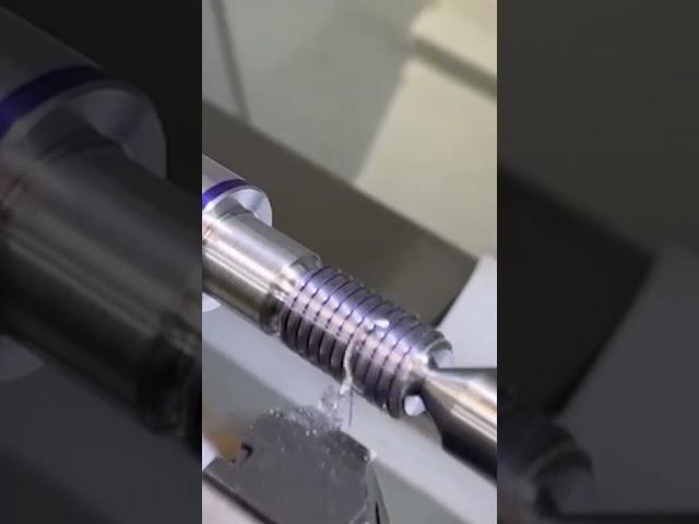 Abom79 threading with his Precision Matthews TL-1660
