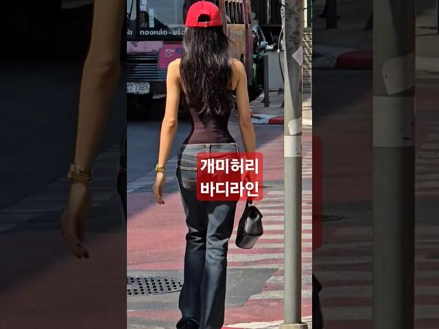 개미허리 믿을 수 없는 바디라인 태국여성을 보았습니다.