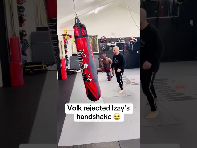 That recovery was smooth from Adesanya  (via @FREESTYLEBENDER/TT)