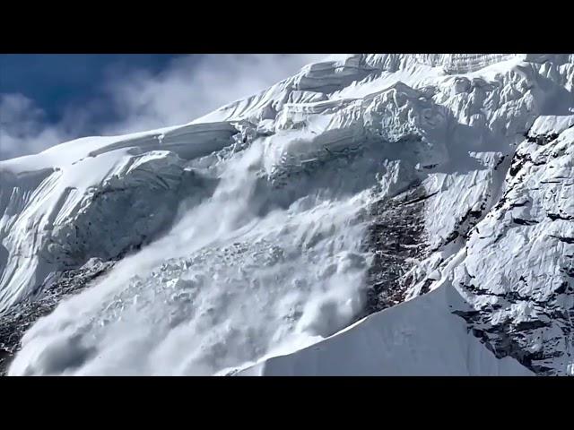 The downfall of a serac, just above Manaslu Base Camp. Captured by Tendi Sherpa.