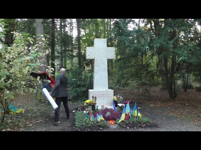 Graham Phillips giving Bandera grave a facelift...