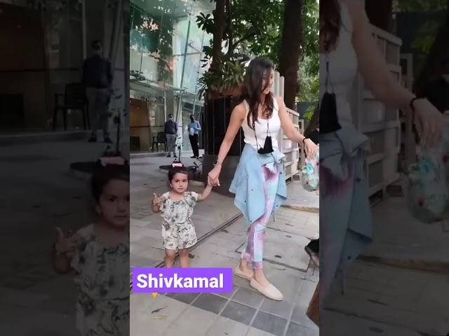 wow look #ShilpaShetty with her cute daughter.