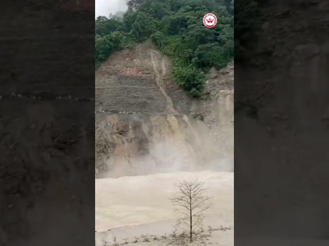 Huge landslide caught on camera,at Majhitar Sikkim. #fastestfastsikkim