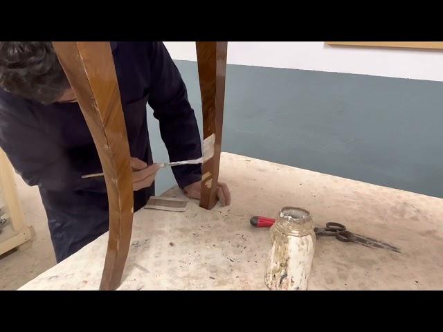 Tutorial como pegar chapa de madera que falta a muebles.