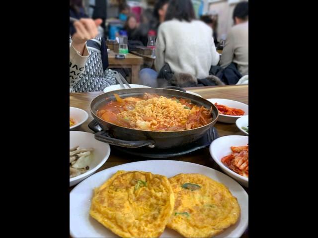 줄서서 먹는 쌍촌동 김치찌개 집 시원 깔끔한 국물 스타일의 김치찌개! 오시는 손님들마다 라면사리는 꼭 추가하더라구요 [#광주맛집 #쌍촌동 #궁전김치찌개]