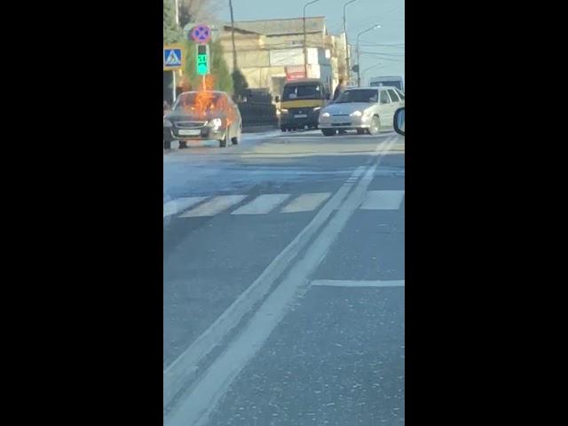 В центре Махачкалы сгорел автомобиль