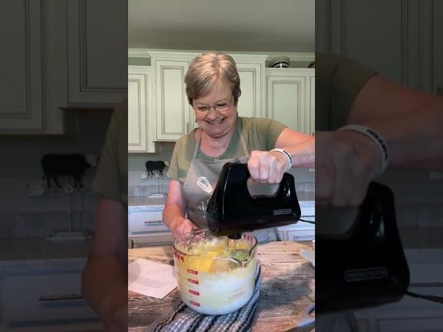 Mama Sue makes EASY POUND CAKE | Quick and easy dessert recipe | Southern cooking