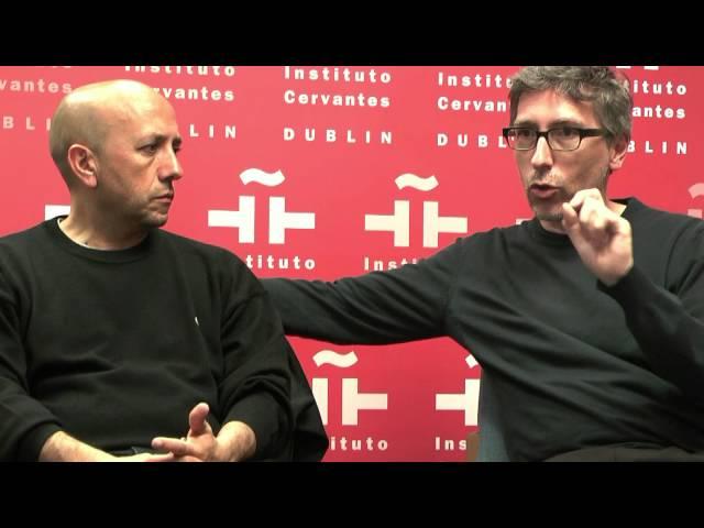 Luis Alegre y David Trueba en la biblioteca del Instituto Cervantes de Dublín