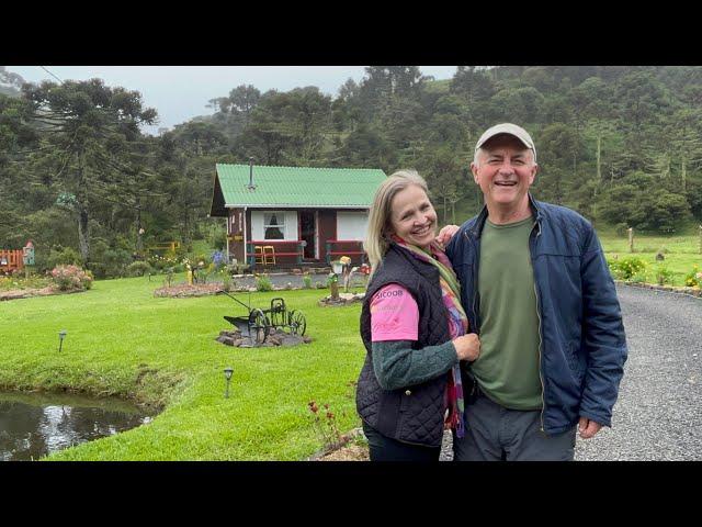 CASAL DEIXOU A CIDADE PRA VIVER NUMA CABANA NO MEIO DO MATO - EDSON E IVANI CHALÉ REFUGIO DAS AGUAS