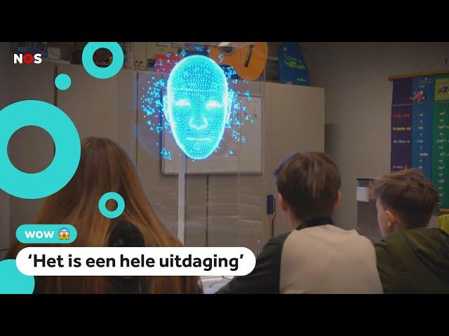 Hier staat een hologram-hulpleraar voor de klas