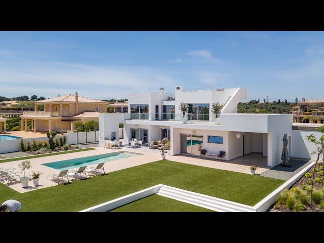 Berkshire Hathaway Home Services Portugal Presents- Contemporary 3bed villa in an exclusive location