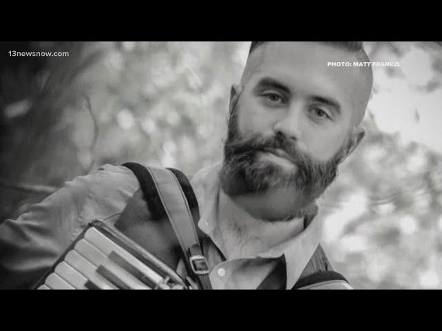 Hampton Roads accordion player offers doorstep serenades through pandemic