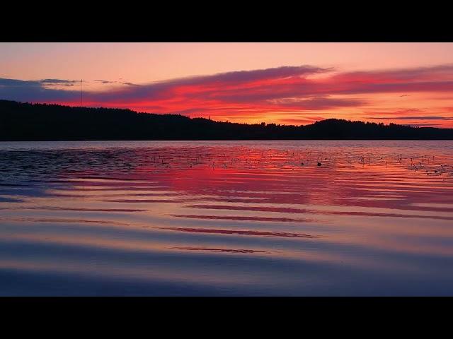 Auringonlasku järvellä 4k