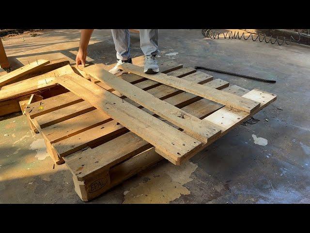 Great Idea For Transforming Pallet Wood. Turn Pallet Into A Unique And Meaningful Coffee Table.