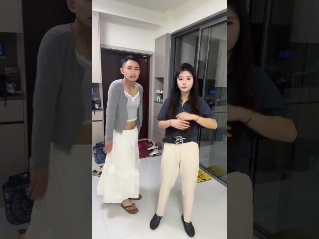 怎么感觉悦悦穿我的衣服比我还有味是时候展现真正的技术了 情侣换装挑战