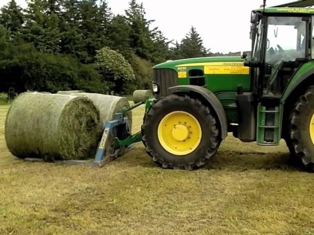 John Deere drawing baled silage