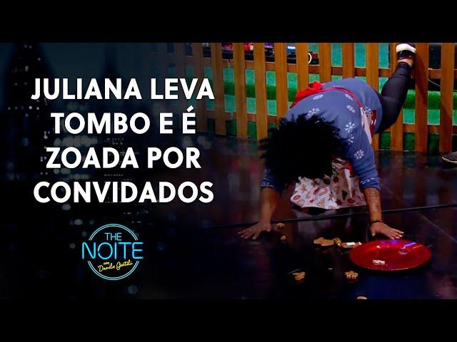 Juliana caiu de cara no palco do programa | The Noite (15/12/21)