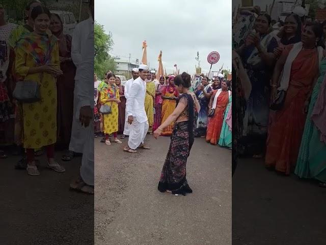 युवकवीर माऊली महाराज पठाडे यांची वारीतील फुगडी