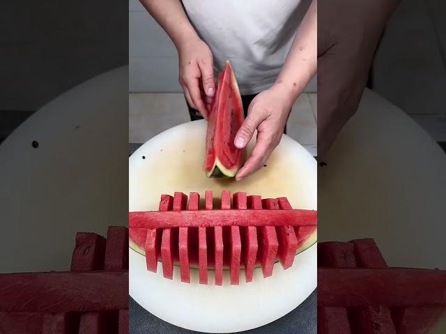 As expected of a master, this knife skill is almost impossible to make