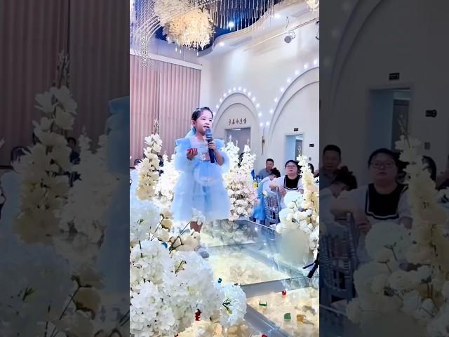  „爱情是自由自在的，而自由自在的爱情是最真切的。“  #婚礼现场 #感人时刻