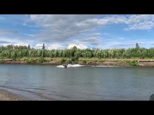 Doing a big figure 8 with my zr 900 on the water.