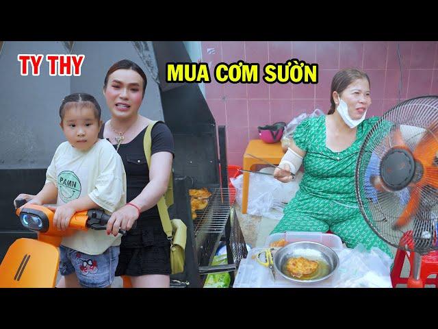 Ty Thy đi mua cơm sườn cho con gái - Ty Thy Vlog Gỏi đu đủ