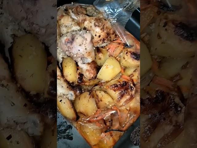 Что сегодня на ужин!?... Картошка запечëнная с голенью и салатик...  #еда#ужин#готовить_вкусно#