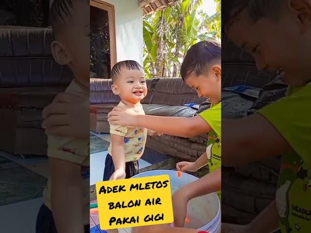 Adek mletos balon airPakai gigi