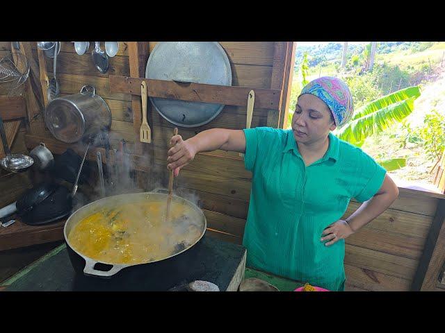 Preparando Comida A La Leña. CALDO DE ATÚN COMIDA TIPICA. La vida del campo.