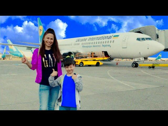 Den and mom fly to the sea. Vacation in Dubai