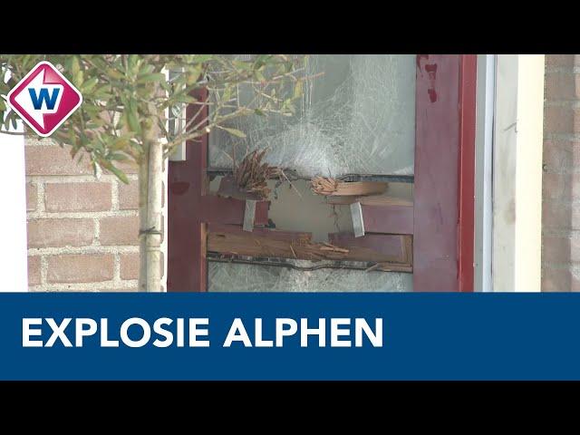 Voordeur huis in Alphen vernield door explosie  - OMROEP WEST