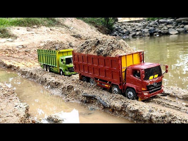 DAM TRUK HINO TRINTON VS TRONTON BERMUATAN FULL PASIR DI TEPI SUNGAI. miniatur