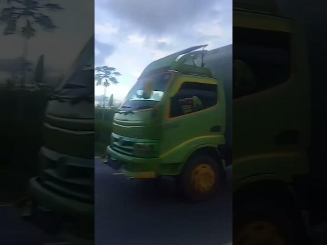 HERMAWAN ALVARO CHANNEL KE 2 PERDANA NYODREK TRUK DUTRO BOX DI JALAN LINTAS SIMPANG PENAWAR