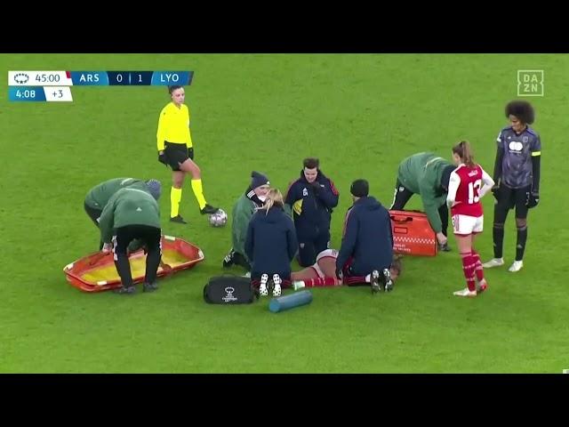 Vivianne Miedema stretchered off after nasty looking knee injury.